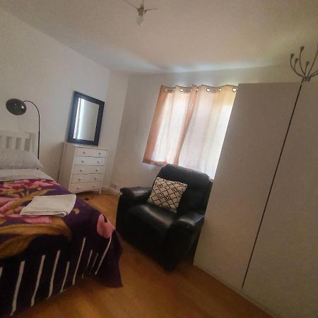 Art Double Bed Room Edgware Exterior photo