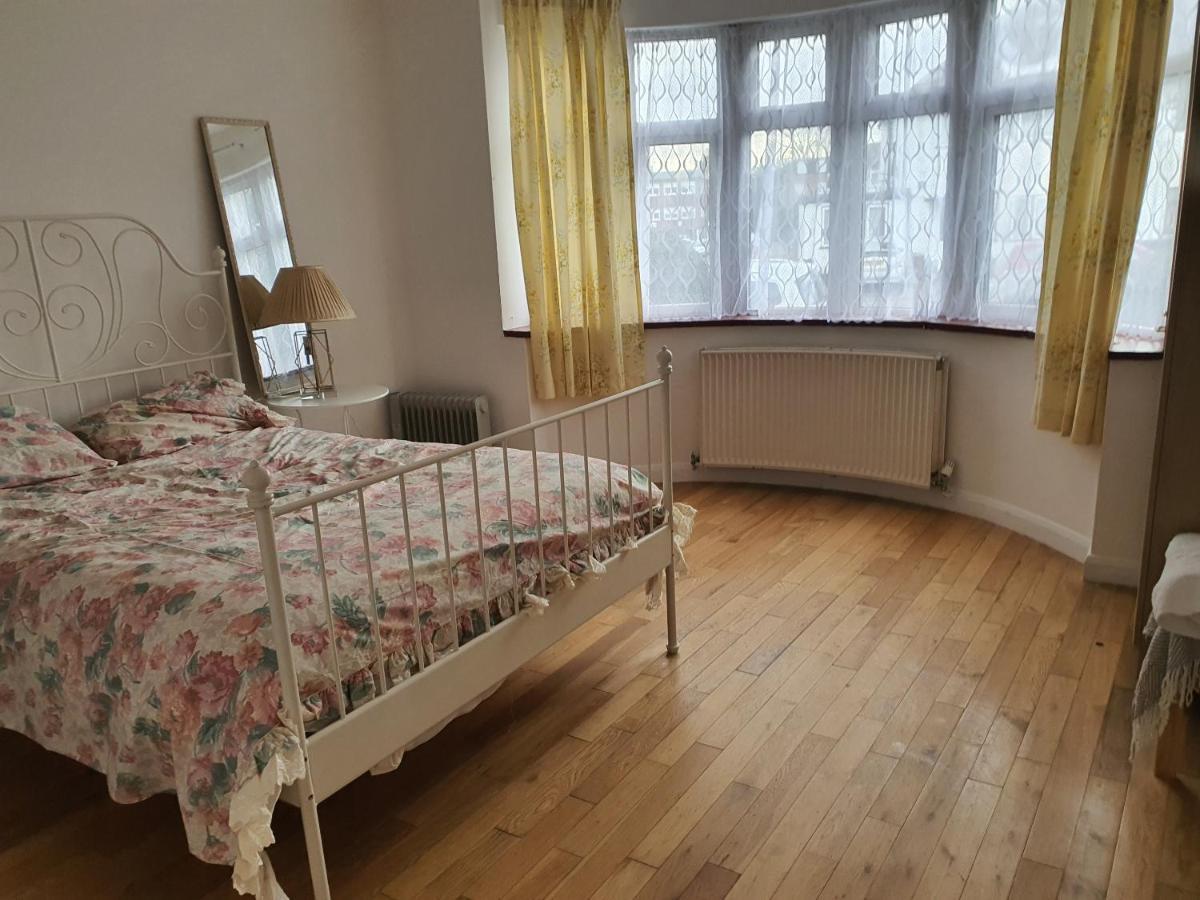 Art Double Bed Room Edgware Exterior photo