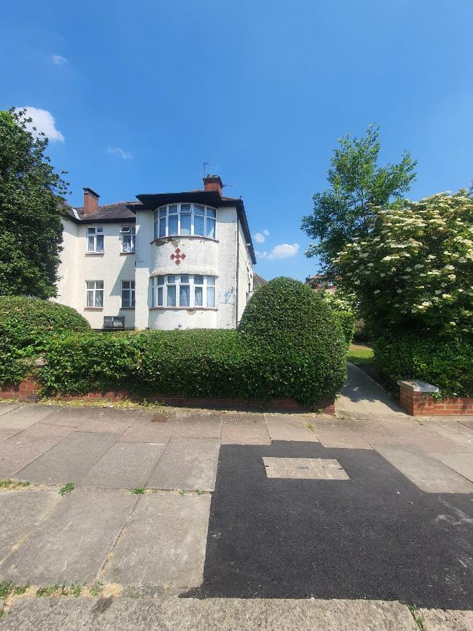 Art Double Bed Room Edgware Exterior photo