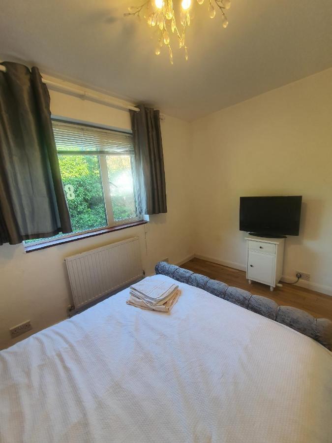 Art Double Bed Room Edgware Exterior photo